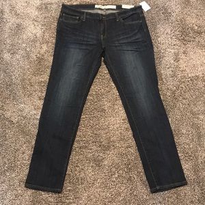 BNWT- dark denim skinny jeans.